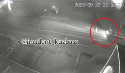 В Кузбассе момент наезда грузовика на пешехода попал на видео