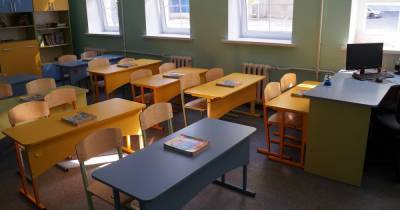 В Калининградской области три класса перевели на дистант из-за школьников и педагога с COVID-19
