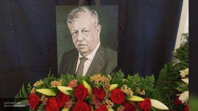 Гроб с телом ведущего "Русского лото" привезли на Троекуровское кладбище