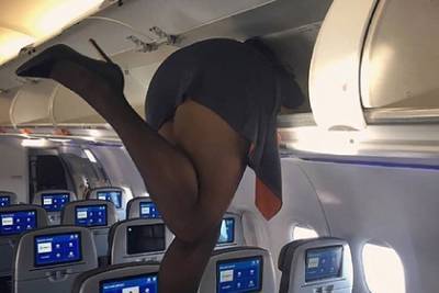 Стюардесса в мини-юбке поделилась откровенным фото на борту самолета