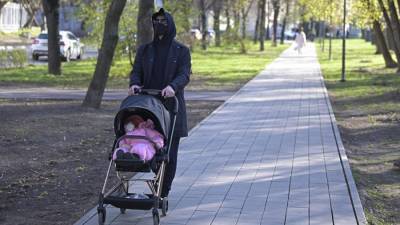 Эксперт сообщила о возможной опасности ношения масок детьми до года