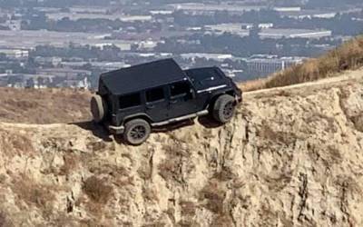 Чем круче джип, тем... Этот Jeep застрял на скале