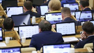В России утвердили запрет принимать депутатов в члены общественных палат
