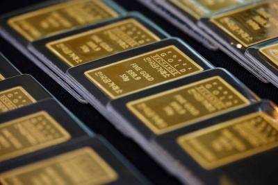 Золото упало до минимума за 6 недель на фоне укрепления доллара