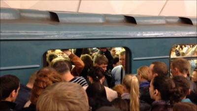 В Киеве "дешевая альтернатива метро" ржавеет под открытым небом, фото: "Обидно..."