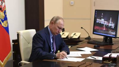 Путин поручил предусмотреть возможность увеличения выплат семьям с детьми