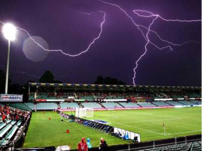 В Швейцарии молния ударила в футбольное поле, 14 пострадавших
