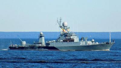 Военный корабль РФ столкнулся с гражданским судом