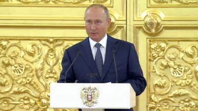 Путин: надо помочь людям, потерявшим работу, вернуться к нормальному труду