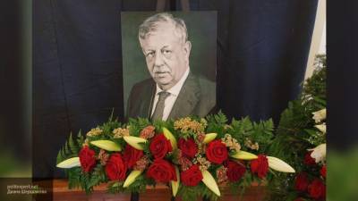 Коллеги и близкие несут цветы к гробу ведущего "Русского лото"