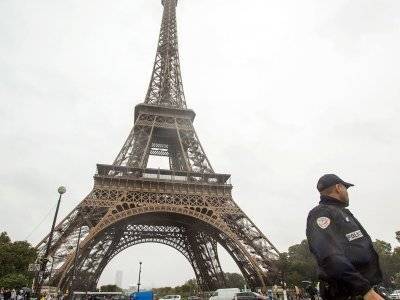 Полиция Парижа заблокировала территорию вокруг Эйфелевой башни после сообщения об угрозе взрыва бомбы