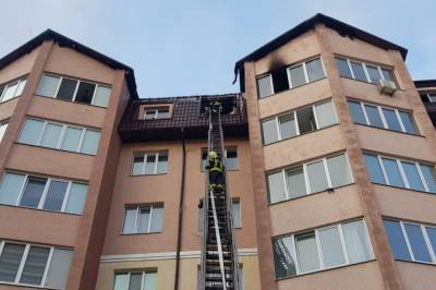 На Борщаговке загорелся многоэтажный дом из-за жителя, который неправильно разжег камин (фото, видео)
