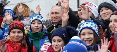 Президент РФ поручил предусмотреть увеличение размера выплат семьям с детьми