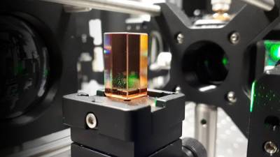 Технология голографического кристалла может улучшить работу облачных хранилищ