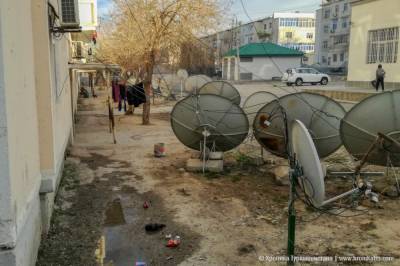 Жителям Ашхабада приказали очистить от спутниковых антенн и навесов участки перед домами