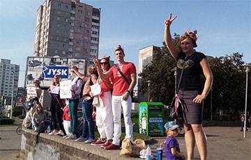 Белорусы в игрушечных коронах встали в цепь солидарности