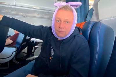 Актер Жигунов выложил фото в повязке и рассказал об удалившей ему зуб стюардессе
