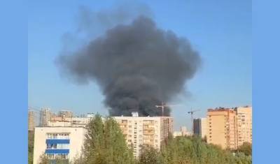 На стройке в юго-восточной части Москвы после взрыва начался пожар