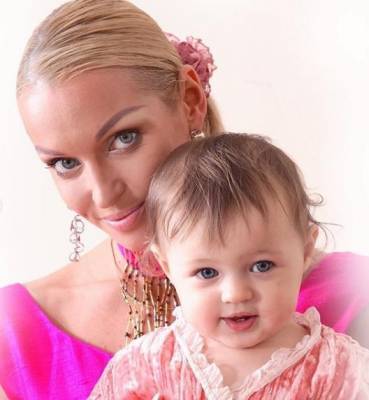 Анастасия Волочкова трогательно поздравила дочь Ариадну с 15-летием подборкой ее фото разного периода