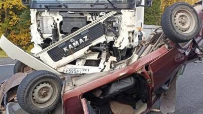 В Карелии на трассе "Кола" в ДТП с грузовиками погиб водитель легковушки