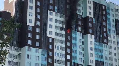 Спасатели эвакуировали пьяного мужчину из горящей квартиры на Комендантском проспекте