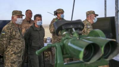 У офицеров ВСУ отобрали оружие перед визитом Зеленского на военные учения, - СМИ