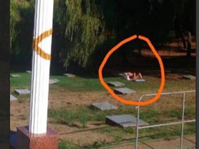 «Что в головах у таких?»: туристка в Сочи решила позагорать на могиле погибшего в ВОВ солдата