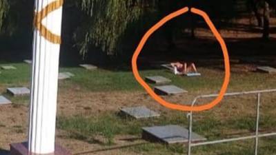 В Сочи девушка легла на плиту мемориала бойцам ВОВ