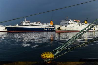 В Греции двух российских моряков приговорили к 300 годам колонии за перевозку мигрантов