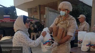 Военные РФ раздали сирийцам свыше 400 продуктовых наборов