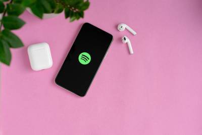 Spotify начал тестировать интерактивные опросы в подкастах