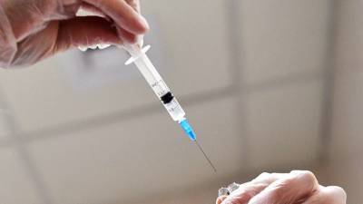 В Саратовской области трём врачам сделали прививку от коронавируса