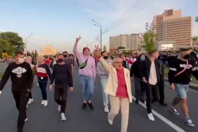 Протестующие в Минске стекаются к стеле