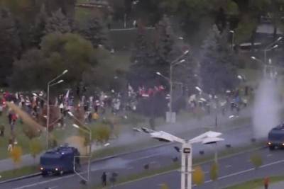 В Минске протестующих поливают из водометов оранжевой жидкостью