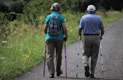 Невролог: Скандинавская ходьба и правильное питание способствуют избавлению от осенней хандры