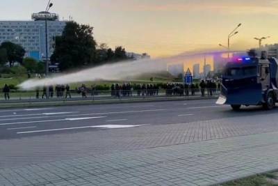 В Минске против протестующих применили водометы
