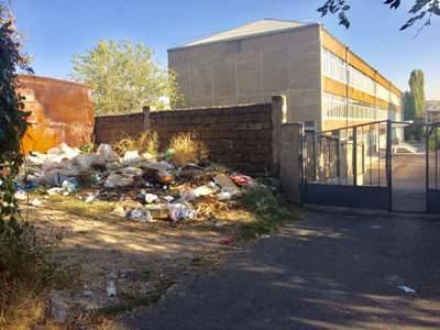 Неприятное соседство: В Ереване мусорная свалка расположилась в непосредственной близости от школы
