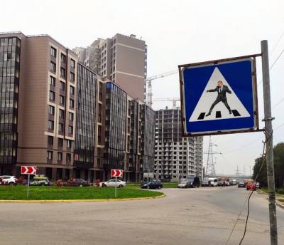 Жители Шушар указали на проблемный переход дорожным знаком с Бегловым