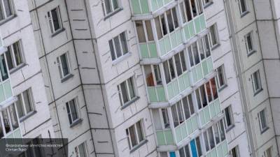 Момент падения петербуржца с седьмого этажа попал на камеры