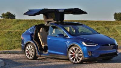 У Tesla Model X «срывает крышу»
