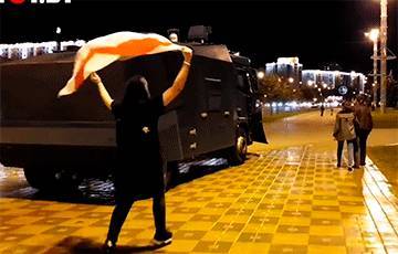 Минчанин с национальным флагом потроллил водомет лукашистов