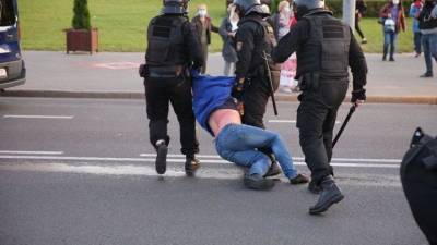 Перцовый и слезоточивый газы, водометы: в Минске начались задержания