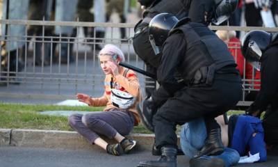 В Минске протестующие попытались освободить задержанных людей