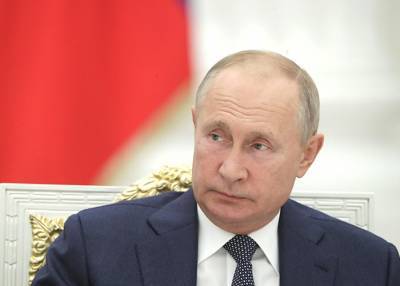 Путин продлил действие мер по урегулированию положения иностранцев в РФ