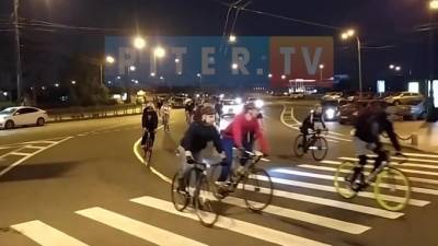 В центре Петербурга заметили колонну велосипедистов - piter.tv - Санкт-Петербург