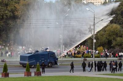 В Минске ОМОН разогнал протестующих с помощью водометов