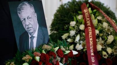 Михаила Борисова похоронили в гробу за 200 тысяч рублей — видео