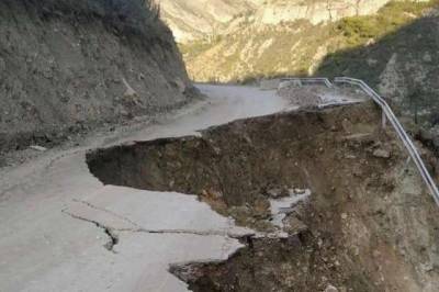 В Гунибском районе Дагестана из-за обвала перекрыт участок дороги