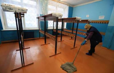 Коронавирус выгоняет российских школьников на дистанционное обучение