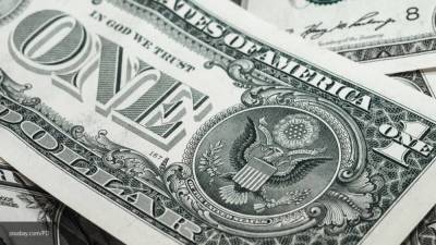 Биржевой курс доллара поднялся до 77 рублей впервые с апреля